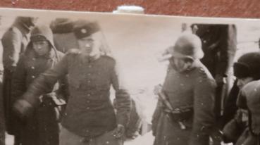 Preview: altes Foto - Leiche auf der Strasse umringt von deutschen und russischen ?  Soldaten